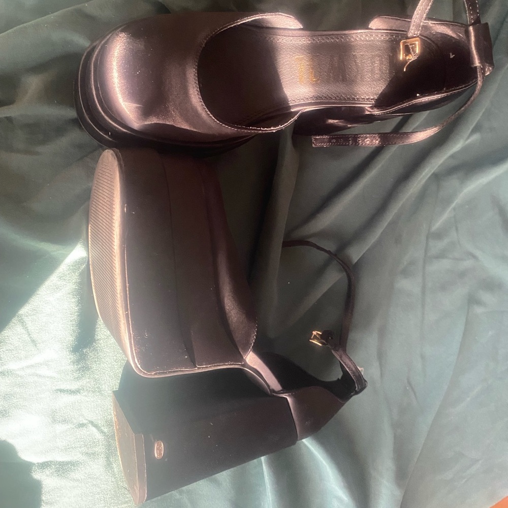 size 7 dollskill platform closed toe heels, worn a couple of times.